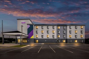 Un hôtel au design moderne, doté d’un parking et d’une entrée abritée.