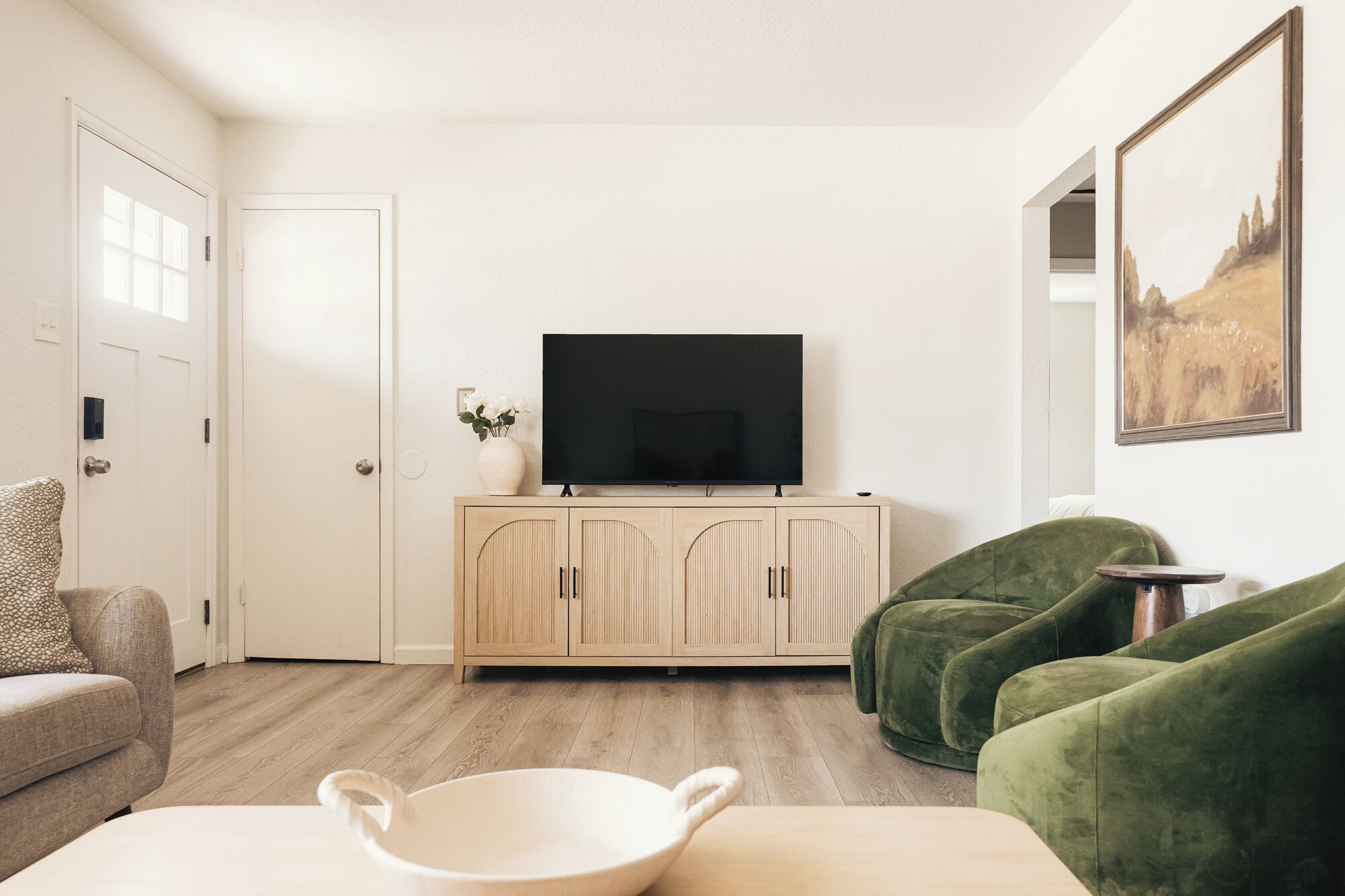 TV, fireplace