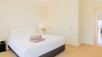Comfort Villa, 2 Bedrooms | Desk, laptop workspace, free WiFi, bed sheets