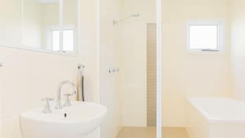 Vila conforto, 2 quartos | Banheiro | Banheira e chuveiro separados, sabonete, shampoo, papel higiênico