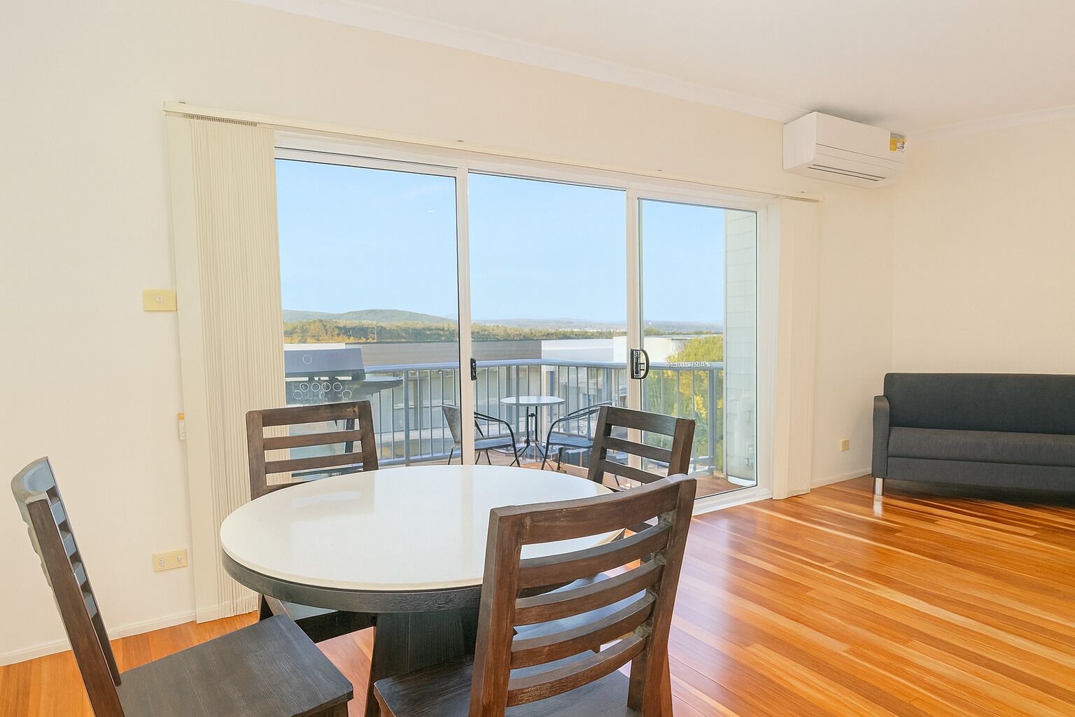 Comfort Villa, 2 Bedrooms | In-room dining