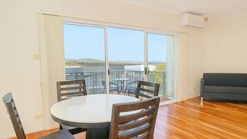 Comfort Villa, 2 Bedrooms | In-room dining