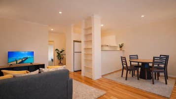 Vila conforto, 2 quartos | Área de estar