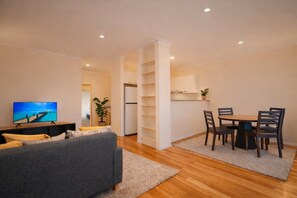 Vila conforto, 2 quartos | Área de estar