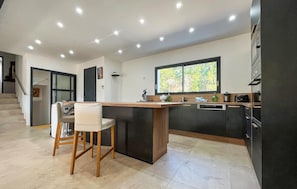 Kühlschrank, Mikrowelle, Ofen, Geschirrspüler