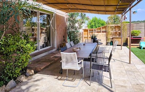 An outdoor patio with a dining table, chairs, and a pergola overhead. - Cozy home in Cadolive with private swimming pool, can be inside or outside (Cadolive)