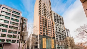 Un edificio de varios pisos con un estilo arquitectónico moderno, que combina fachadas de vidrio y concreto.