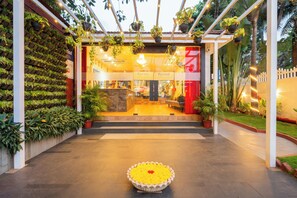 Ein Hotel mit modernem Design, einer Rezeption und einer Sitzecke.