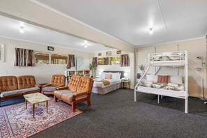 4 bedrooms, desk, iron/ironing board, travel cot - Taupo Family Retreat (Taupo)