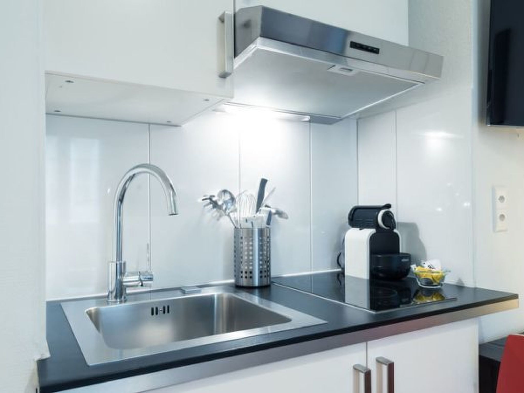 Refrigerador, microondas y utensilios de cocina 