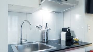 Refrigerador, microondas y utensilios de cocina