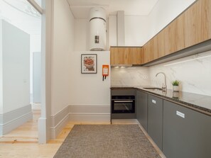Kühlschrank, Mikrowelle, Ofen, Geschirrspüler