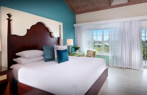 Quarto com uma cama grande, cabeceira de madeira, mesa de cabeceira, abajur e janela com cortinas.