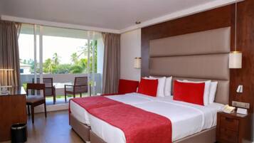 Ein Hotelzimmer mit einem großen Bett, einem Schreibtisch und einem Stuhl.