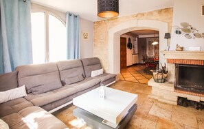 Smart TV, fireplace - Nice home in Villes sur Auzon (Villes sur Auzon)