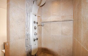 Shower, hair dryer - Nice home in Villes sur Auzon (Villes sur Auzon)