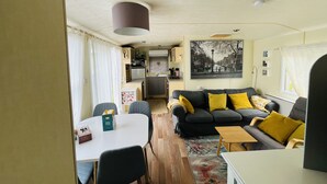 Een knus woongedeelte met een eethoek, zithoek en kitchenette.