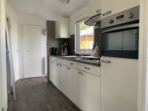 Kühlschrank, Mikrowelle, Ofen, Kochgeschirr/Geschirr/Besteck