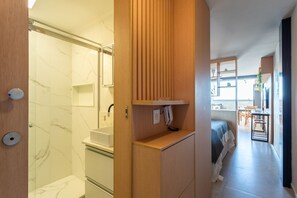 Shower, towels - Studio com Piscina, Ar e Garagem em Itaipu (Niterói)
