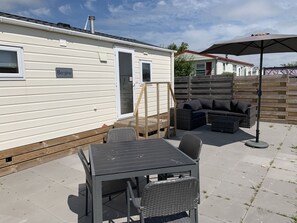 Outdoor dining - Chalet Lynn - Oosterschelde Camping Anna Friso by Interhome (Kamperland)