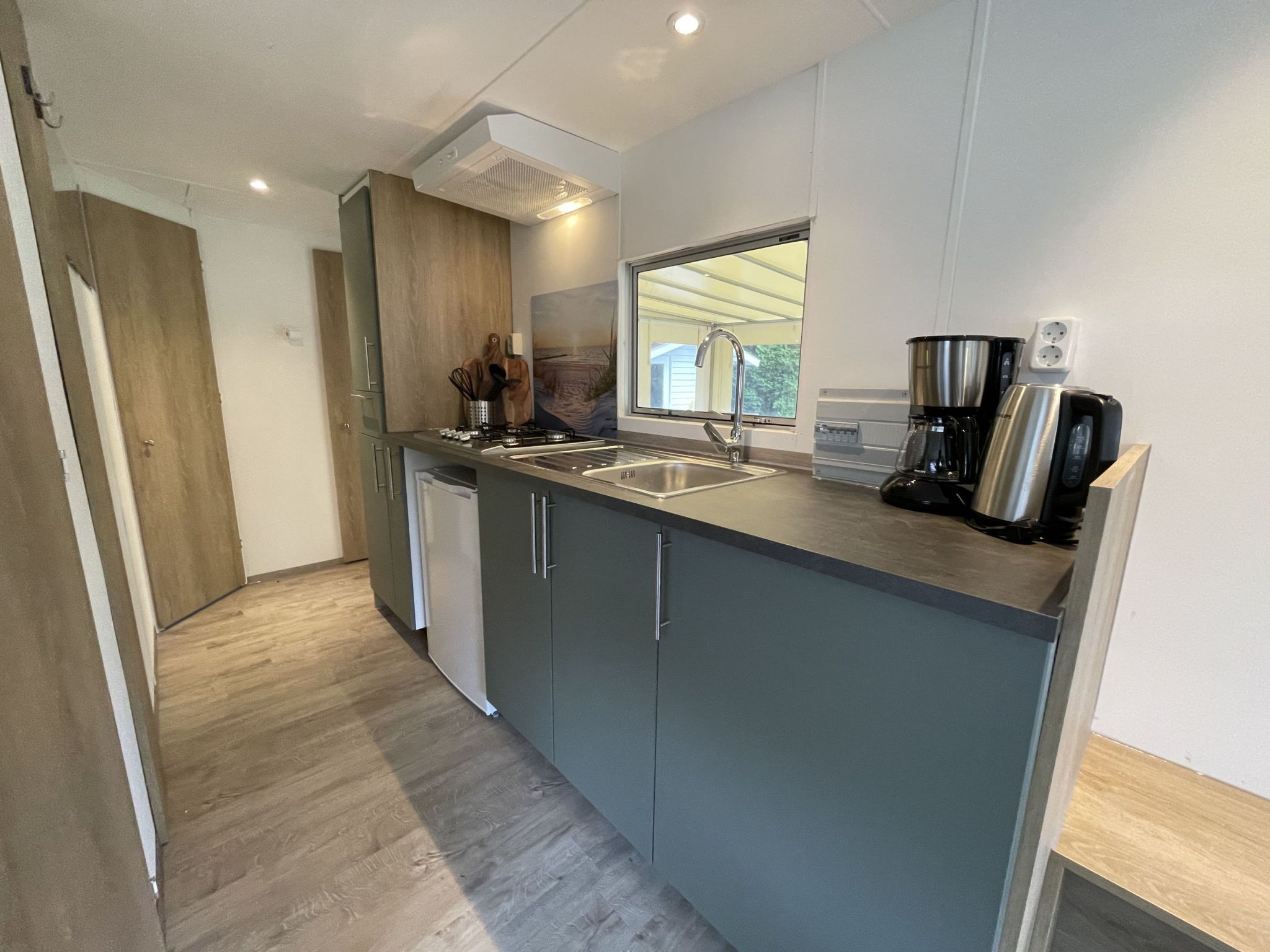 Kühlschrank, Mikrowelle, Ofen, Kochgeschirr/Geschirr/Besteck