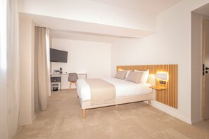 A modern hotel room with a bed, bedside table, and a desk with a chair. - Hotel le Relais des Brasseurs (Aubagne)
