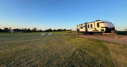 2025 35 foot camper on 1.7 acres & walking distance to Millens Bay, Cape Vincent