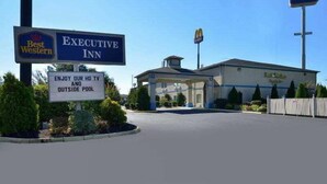 Un hôtel Best Western Executive Inn avec un panneau indiquant la présence d’une télévision à écran haute définition et d’une piscine extérieure.