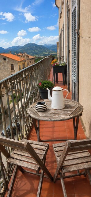 Outdoor dining - Old renovated T2 in the heart of Sartène, center (Sartène)