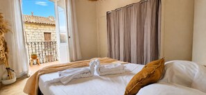 1 bedroom, free WiFi, bed sheets - Old renovated T2 in the heart of Sartène, center (Sartène)