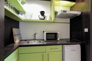 A compact kitchen with a microwave, dishwasher, and a sink. - La Grande Motte "Le Ponant" (La Grande-Motte)