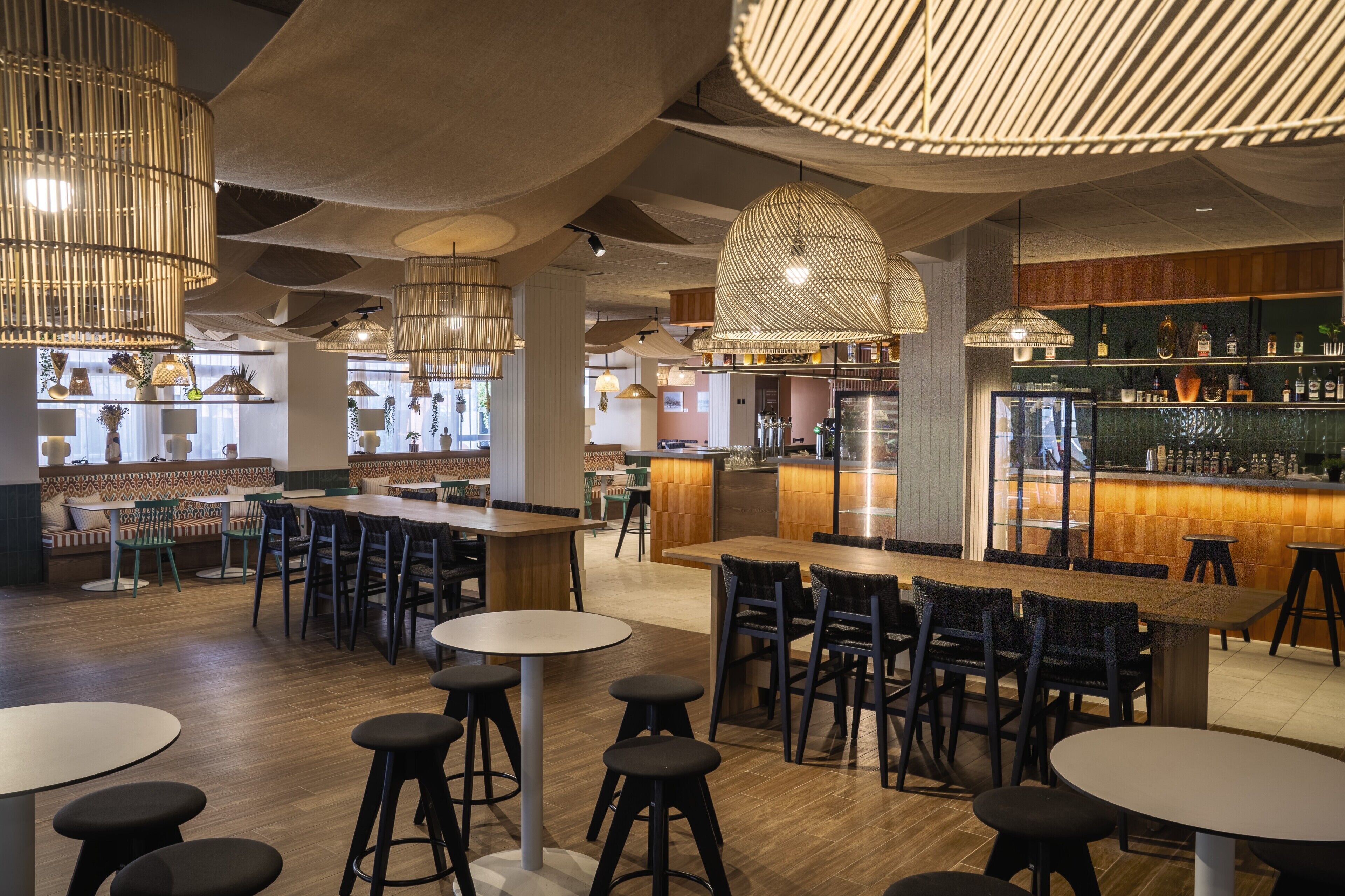 Bar (trong khuôn viên)