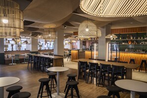 Bar (trong khuôn viên)