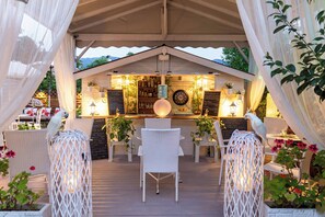 Bar (on property) - V.a. Boutique Apartments and Suites (Corfu)