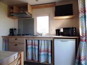 Fridge, microwave, cookware/dishes/utensils - Camping Hofstede Zonnevliet - Pipo wagen by Interhome (Zonnemaire)
