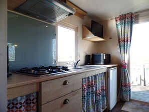Fridge, microwave, cookware/dishes/utensils - Camping Hofstede Zonnevliet - Pipo wagen by Interhome (Zonnemaire)