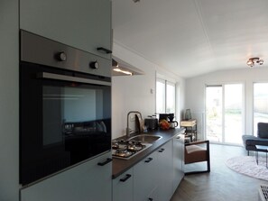 Fridge, microwave, oven, cookware/dishes/utensils - Camping Hofstede Zonnevliet - Buitenlust by Interhome (Zonnemaire)