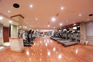 A gym with treadmills, exercise bikes, and weight machines. - Sadeen Amman Hotel (Amman)