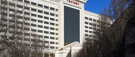 Un edificio grande y blanco con una fachada central de vidrio y un cartel que dice 'CASSARS' en la parte superior.