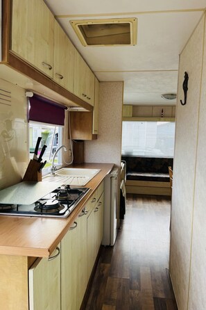 Kühlschrank, Mikrowelle, Kochgeschirr/Geschirr/Besteck