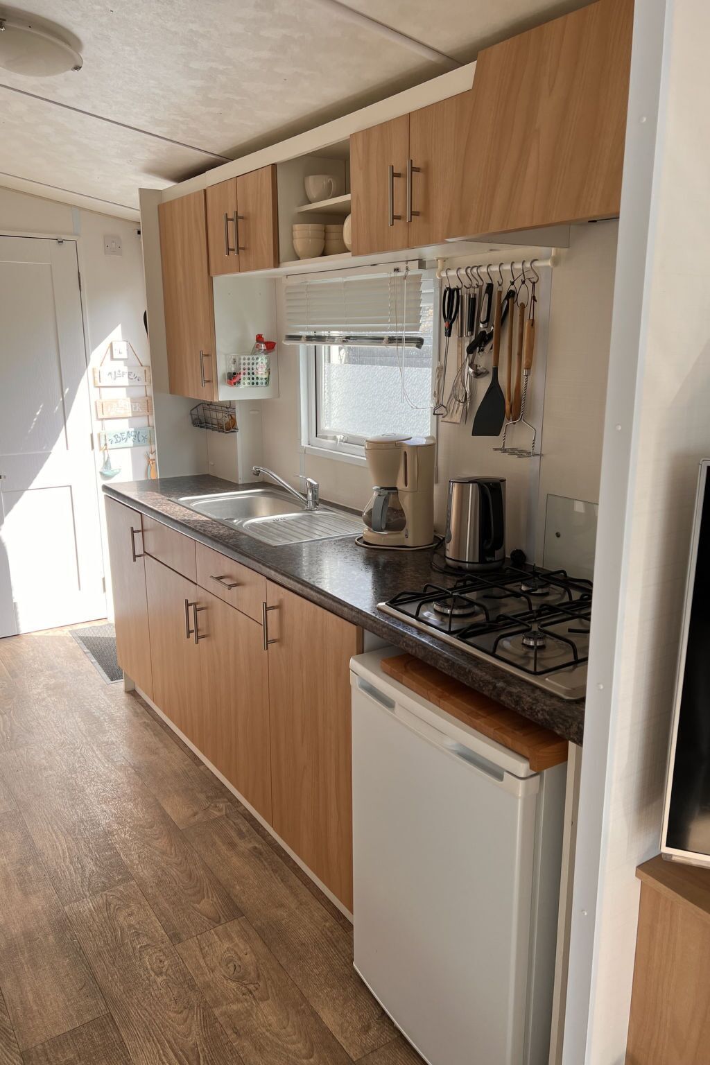 Fridge, cookware/dishes/utensils