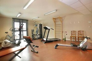 A gym with cardio machines, a treadmill, and a rowing machine. - The Originals City, Les Thermes de L'avenue, Dax (Dax)