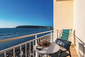 A balcony with a table, a chair, a hat, and sunglasses. - Morgat "Le Grand Hôtel de la Mer" (Crozon)