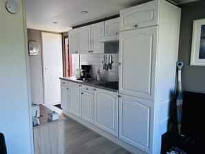 Fridge, microwave, oven, cookware/dishes/utensils - RBR 953 - Beach Resort Kamperland by Interhome (Kamperland)