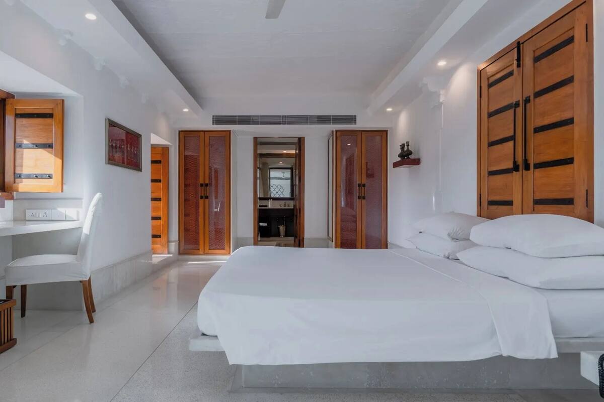 Une chambre à coucher avec un lit, un bureau et une chaise.