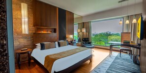 Ein modernes Hotelzimmer mit einem großen Bett, einem Schreibtisch, einem Stuhl und Blick auf die Stadt.