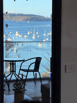 Ein Balkon mit Blick auf eine Marina und Segelboote.