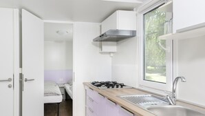 Kjøleskap og kjøkkenutstyr