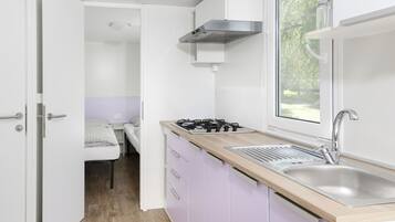 Fridge, cookware/dishes/utensils