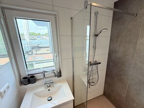 Bathroom - Maasterp - Woonboot 2 by Interhome (Ohe en Laak)